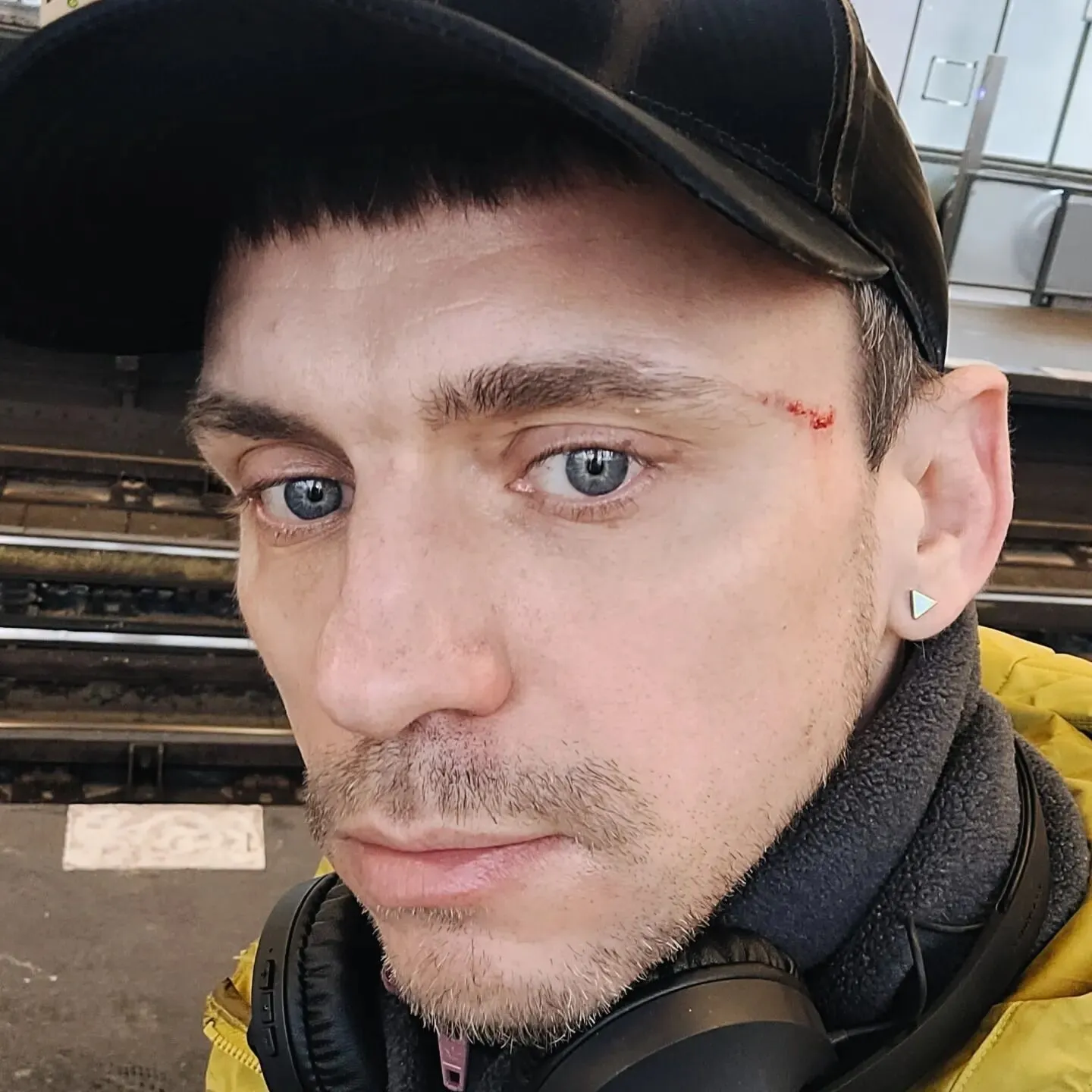 В метро Берлина избили украинца из-за значка с национальным флагом: подробности инцидента dqxikeidqxiqqeant