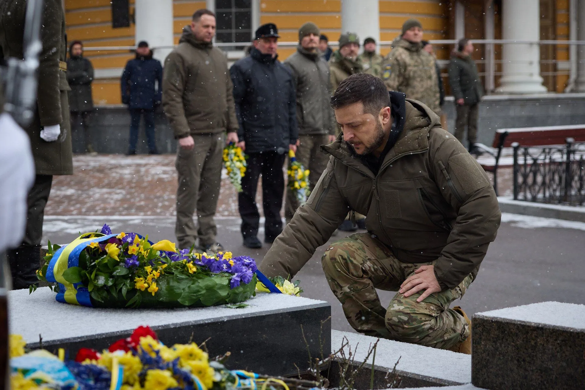 Зеленський з Залужним вшанували пам’ять полеглих Героїв Крут: фото та відео