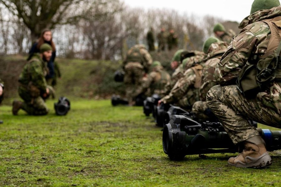 Навчання бійців ЗСУ у Британії, NLAW, бійці ЗСУ NLAW, переносна протитанкова ручна установка, ПРУ NLAW, канадські інструктори ЗСУ, інструктори НАТО ЗСУ