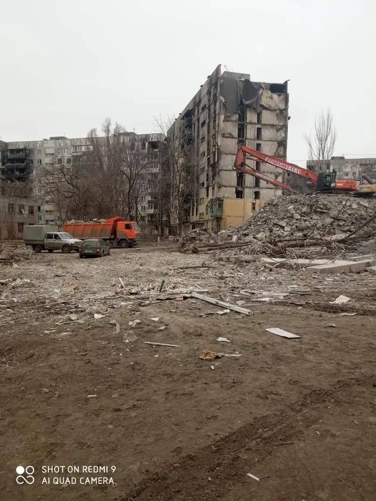 У Маріуполі зносять зруйновані будинки