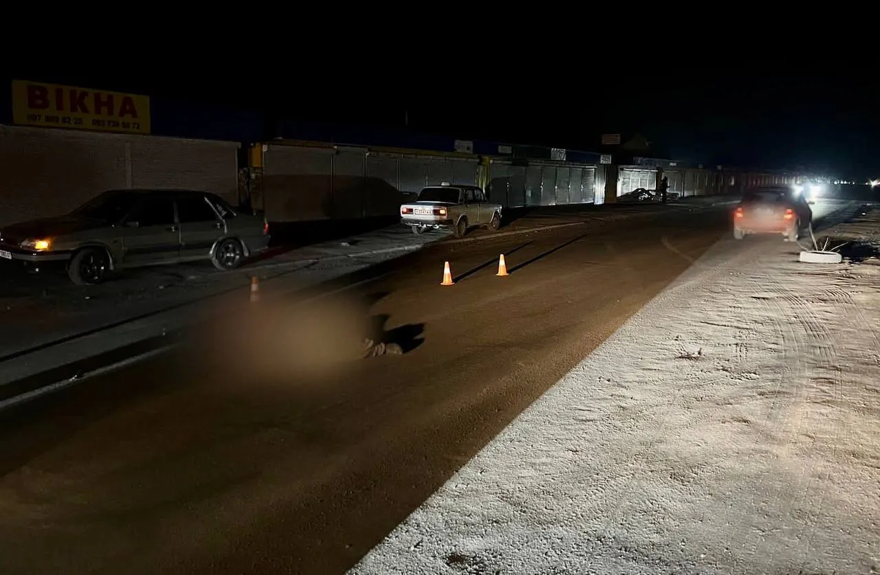 На Київщині легковик збив на смерть пішохода: поліція встановлює особу загиблого. Фото dqxikeidqxiqqeant