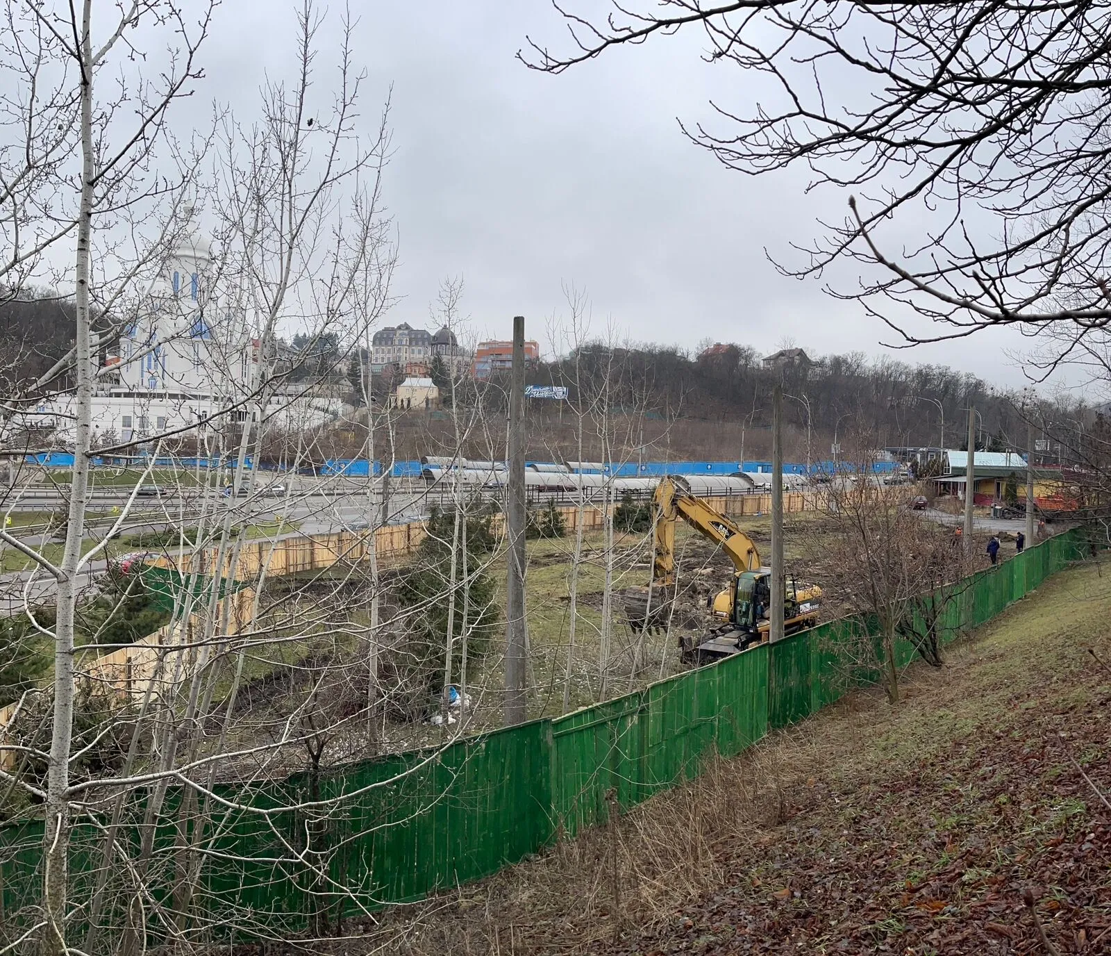 "Реконструкція" ресторану: біля підніжжя Батьківщини Матері у Києві вирили котлован під будівництво (відео) 5 У подножия Родины Матери в Киеве вырыли котлован под строительство