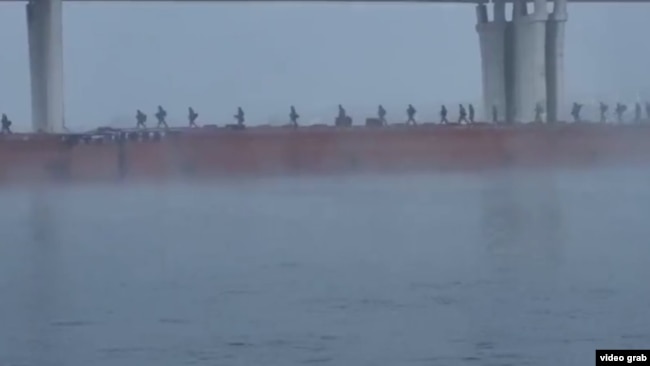 Російські військові пішки під Антонівським мостом залишають Херсон