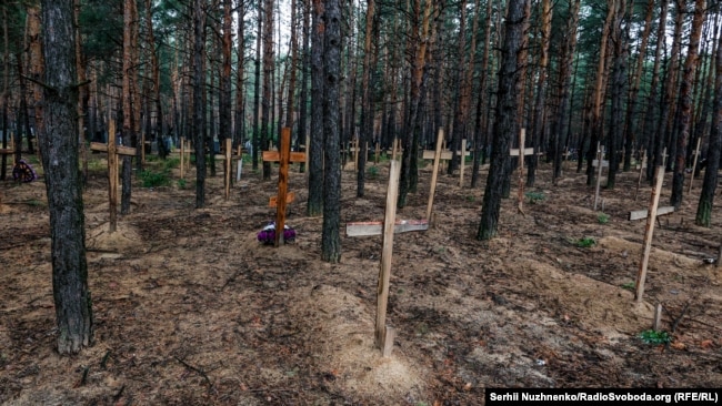 Масові поховання цивільних та військових ЗСУ під Ізюмом, які залишили по собі російські війська