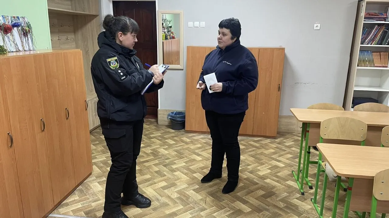 На Київщині восьмикласник розпиляв у приміщенні ліцею перцевий балончик. Фото dqxikeidqxitkant