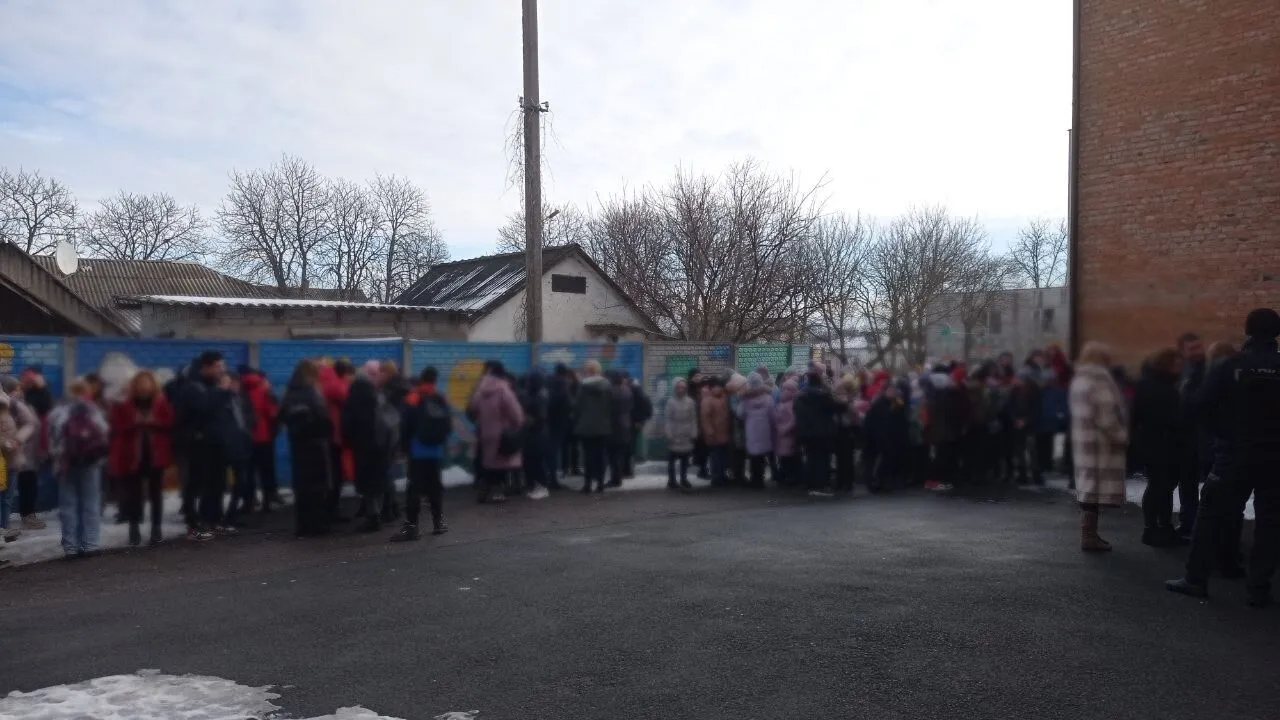 На Київщині восьмикласник розпиляв у приміщенні ліцею перцевий балончик. Фото