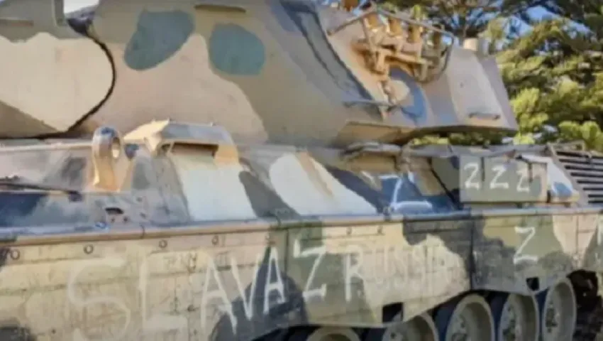 В Австралії раритетний танк Leopard розмалювали Z-свастикою і проросійськими гаслами. Фото dqxikeidqxitkant