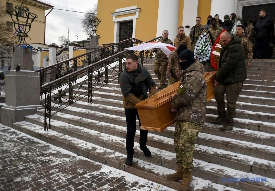 В Киеве простились с белорусским добровольцем и политзаключенным Эдуардом Лобовым. Фото