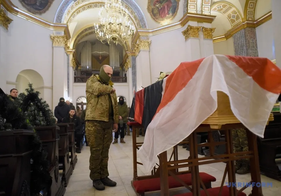 В Киеве простились с белорусским добровольцем и политзаключенным Эдуардом Лобовым. Фото