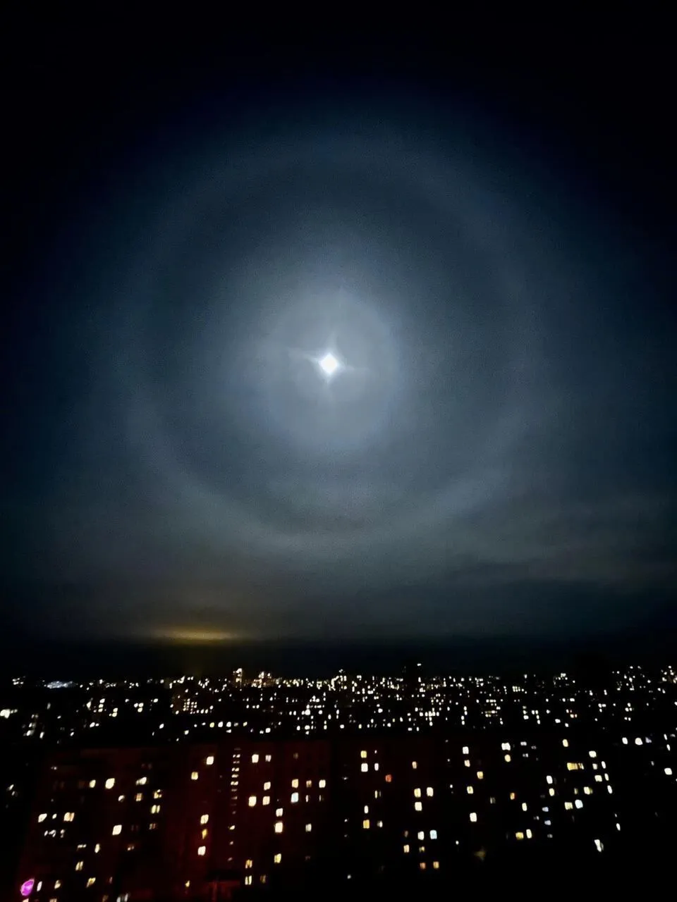 Українці спостерігали рідкісне природне явище, в якому побачили містичний знак для окупантів. Фото з Києва та інших міст