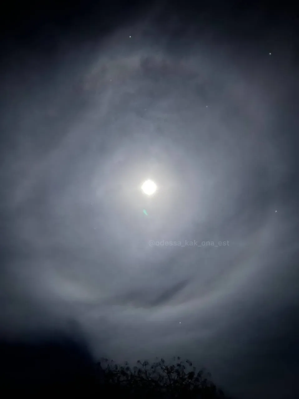 Українці спостерігали рідкісне природне явище, в якому побачили містичний знак для окупантів. Фото з Києва та інших міст