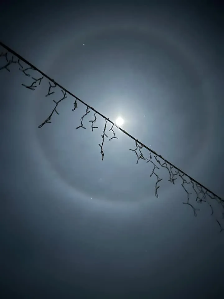 Українці спостерігали рідкісне природне явище, в якому побачили містичний знак для окупантів. Фото з Києва та інших міст