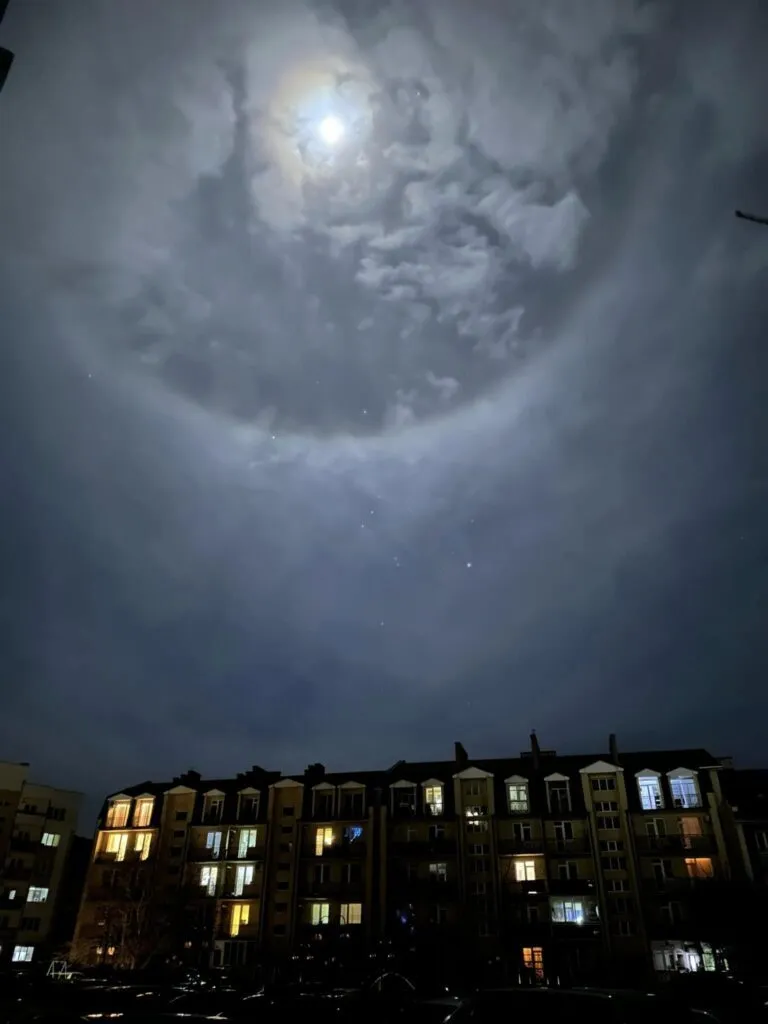 Українці спостерігали рідкісне природне явище, в якому побачили містичний знак для окупантів. Фото з Києва та інших міст