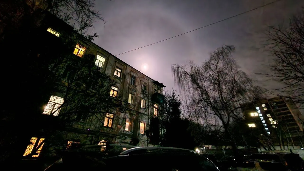 Українці спостерігали рідкісне природне явище, в якому побачили містичний знак для окупантів. Фото з Києва та інших міст
