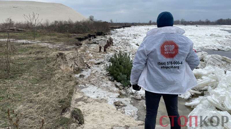 Повний обвал: на Київщині через видобувачів піску руйнується та затоплюється берег Десни (відео) 2 человек на берегу dqxikeidqxitkant