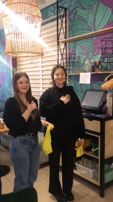 У Донецьку співробітниці кафе заспівали гімн України: їх звільнили та змусили вибачитися. Відео dqxikeidqxiqqeant