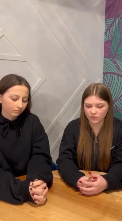 У Донецьку співробітниці кафе заспівали гімн України: їх звільнили та змусили вибачитися. Відео