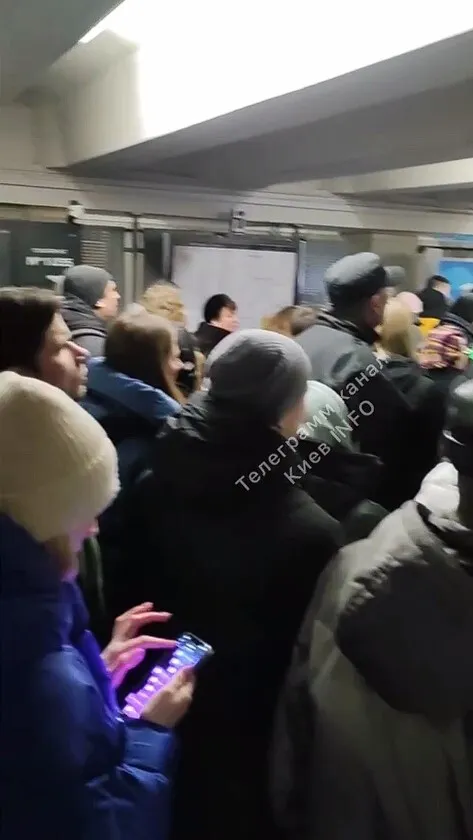 У Києві через збій на одній зі станцій метро перестали працювати турнікети. Відео dqxikeidqxiqxxant