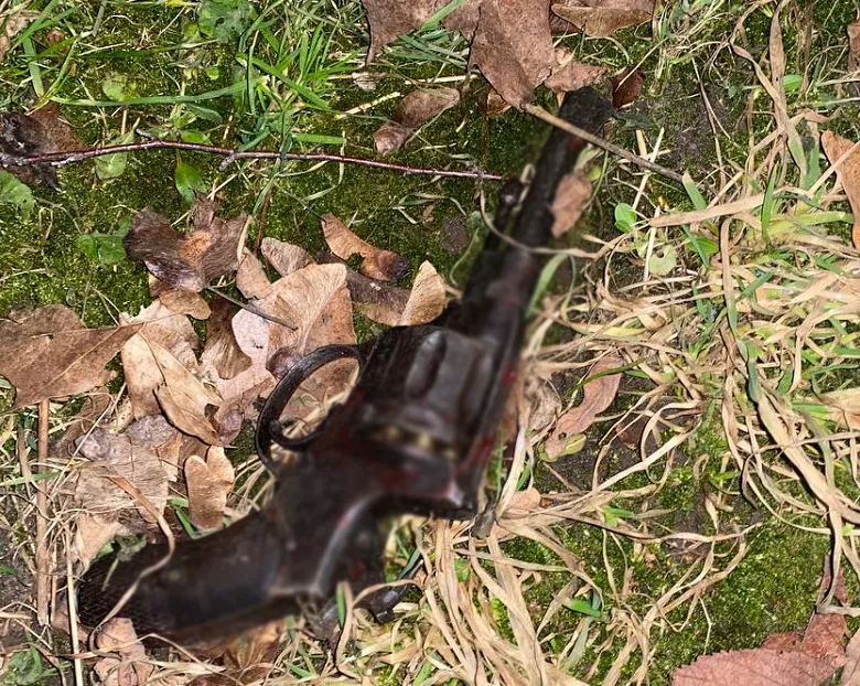 У Києві зловмисник, загрожуючи зброєю, намагався пограбувати відділення банку. Фото