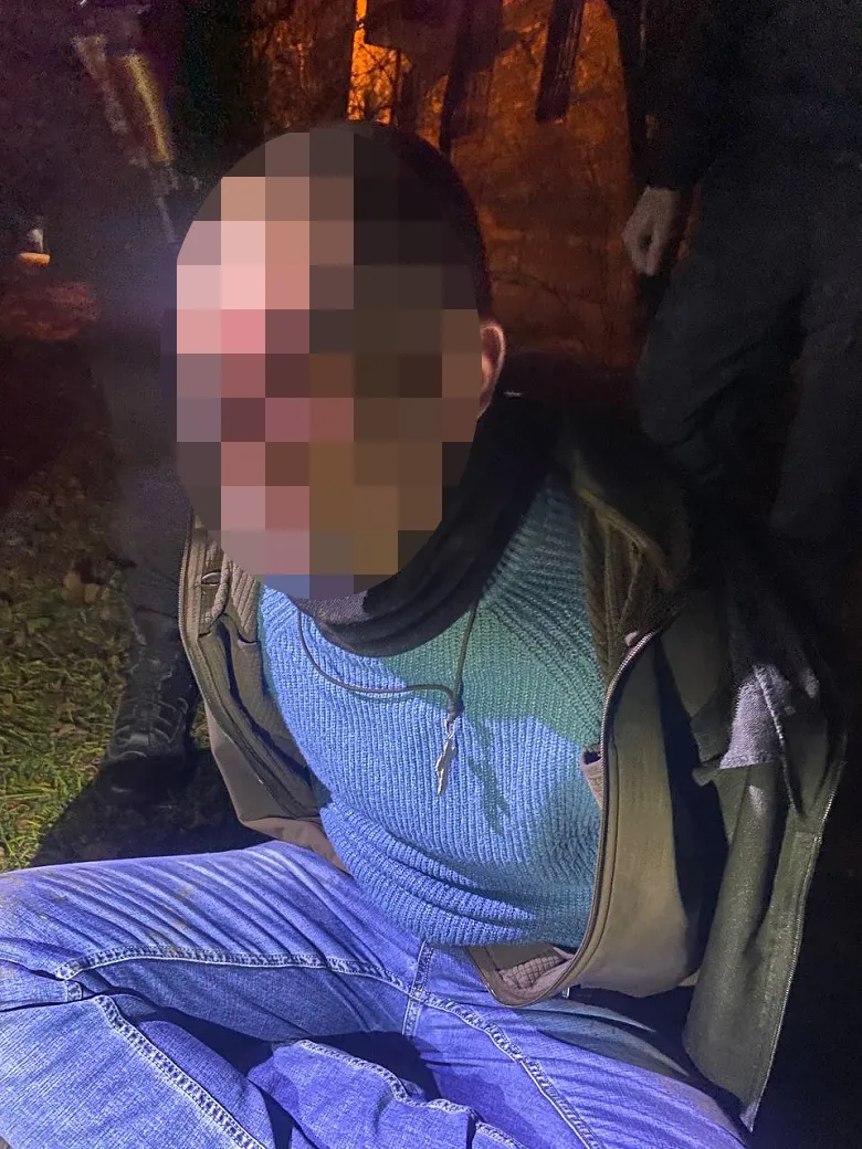 У Києві зловмисник, загрожуючи зброєю, намагався пограбувати відділення банку. Фото