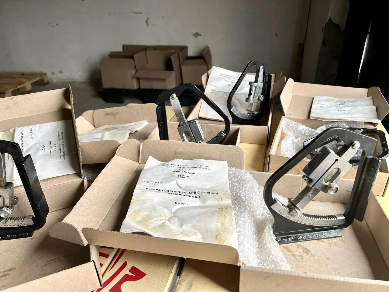 З України до Латвії намагалися відправити артилерійські прилади у вигляді будівельних. Фото dqxikeidqxitkant