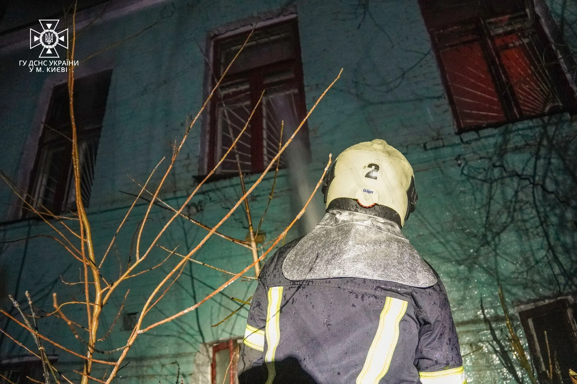 В Киеве обнаружили тело мужчины во время тушения пожара в отселенном доме. Фото и видео dqxikeidqxidant