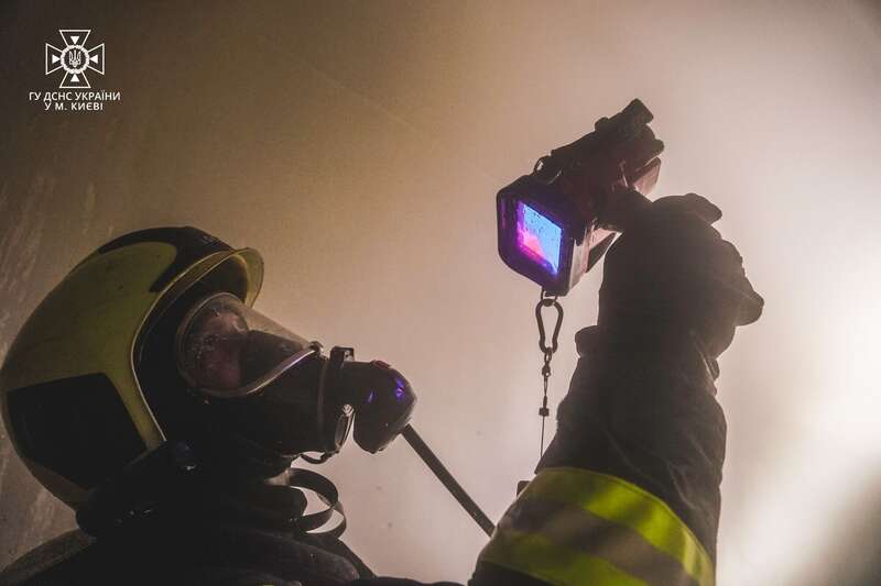 В Киеве обнаружили тело мужчины во время тушения пожара в отселенном доме. Фото и видео