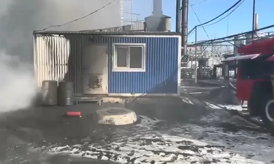 У Росії спалахнула потужна пожежа на території нафтопереробного заводу, валить дим. Відео dqxikeidqxitkant