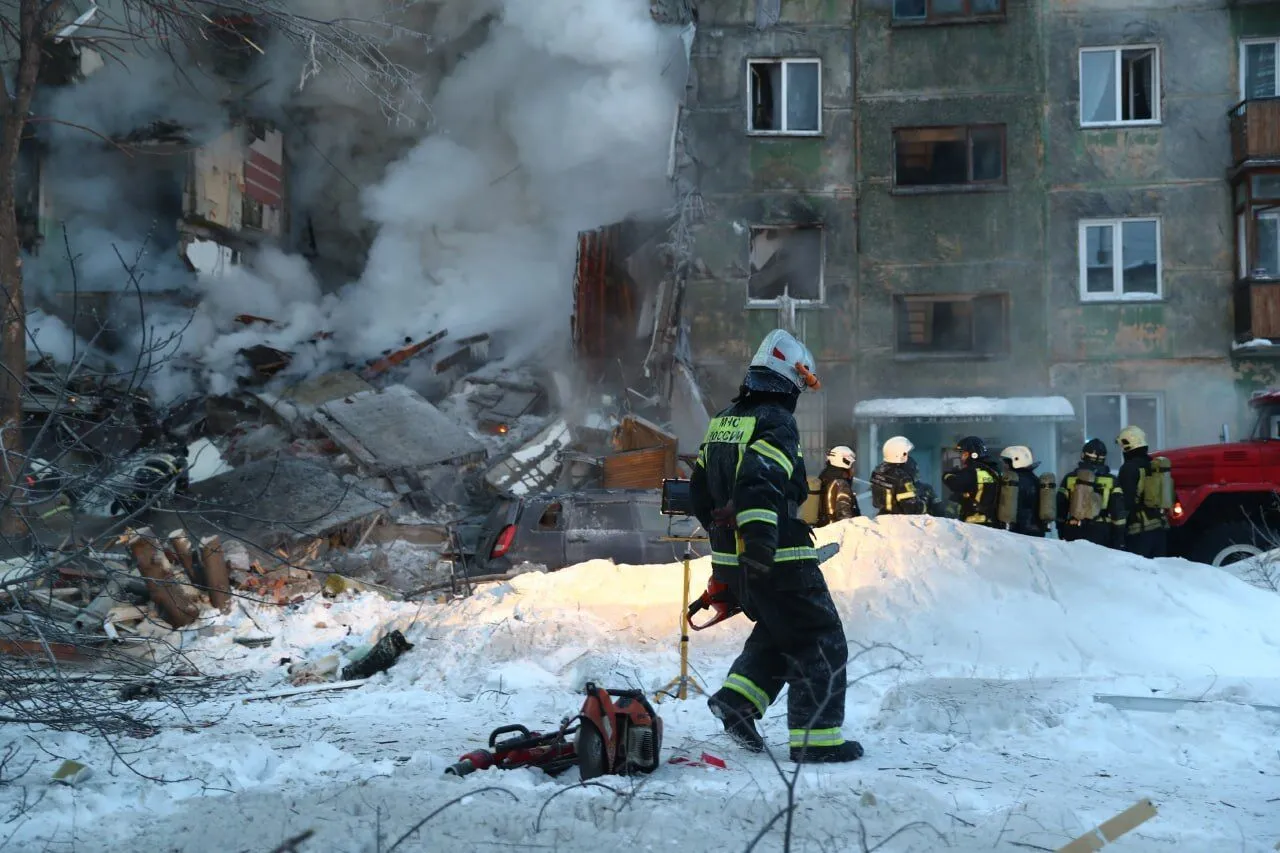 У Новосибірську вибухнув газ у багатоповерхівці і звалився весь під’їзд: є загиблі. Фото і відео