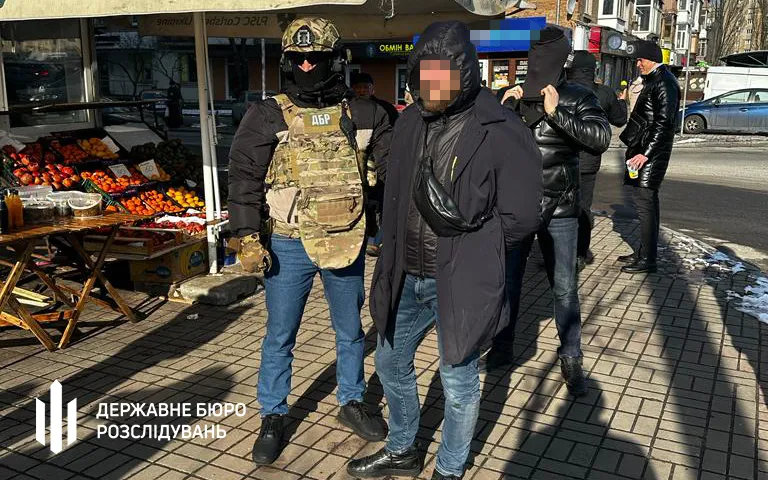 У Києві затримано детектив БЕБ, який за винагороду прикривав гральний бізнес. Фото