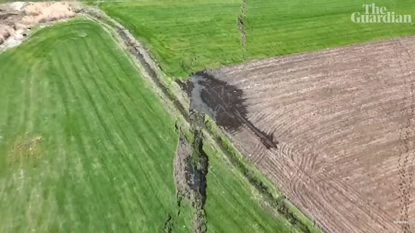 Тріщини на землі в Туреччині dqxikeidqxitkant