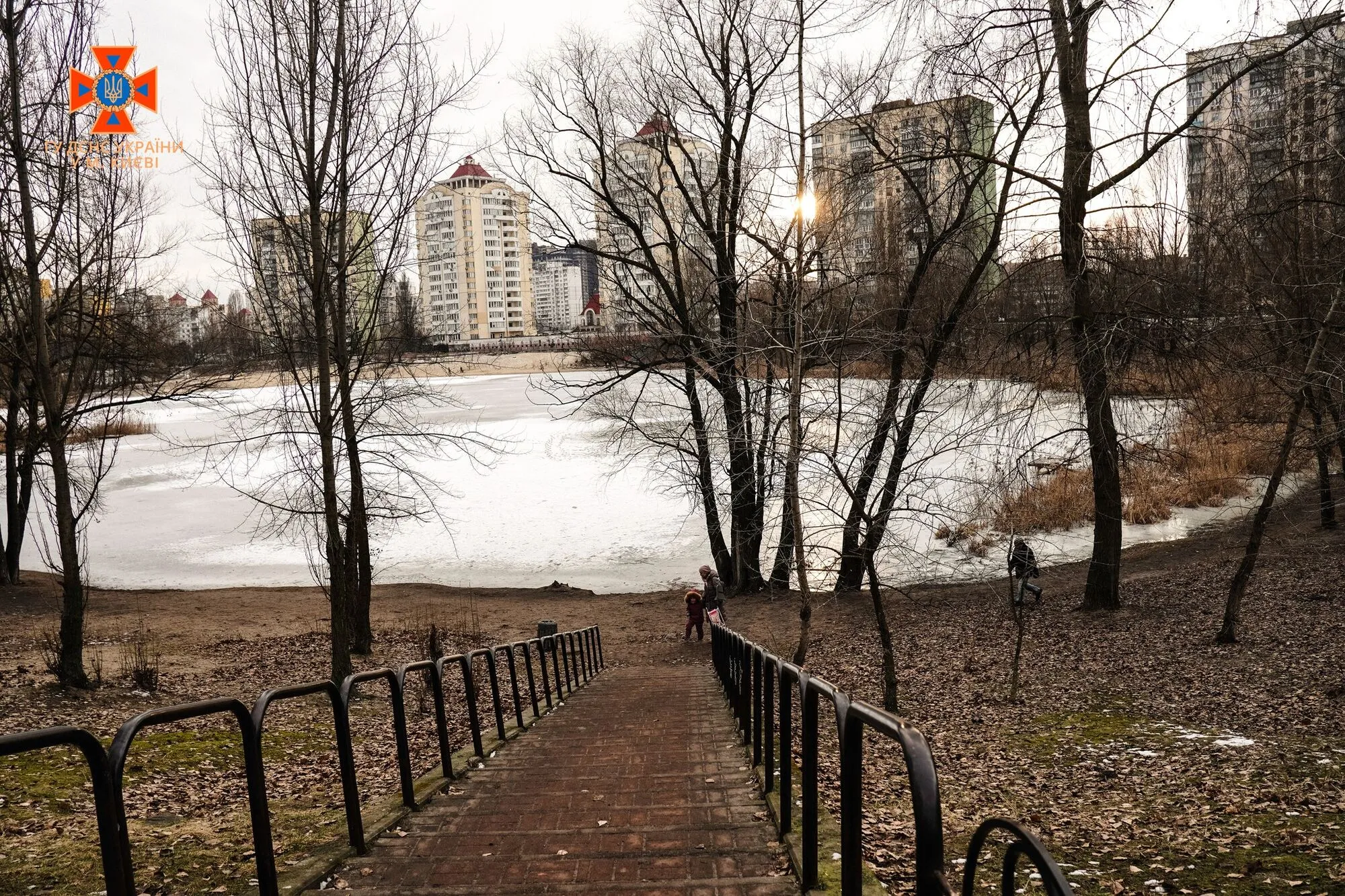В Киеве прохожие спасли ребенка, провалившегося под лед на Оболони. Фото dqxikeidqxitkant