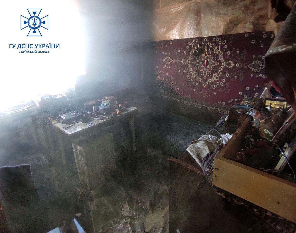 На Київщині бійці ДСНС врятували пенсіонера, який отруївся чадним газом. Фото