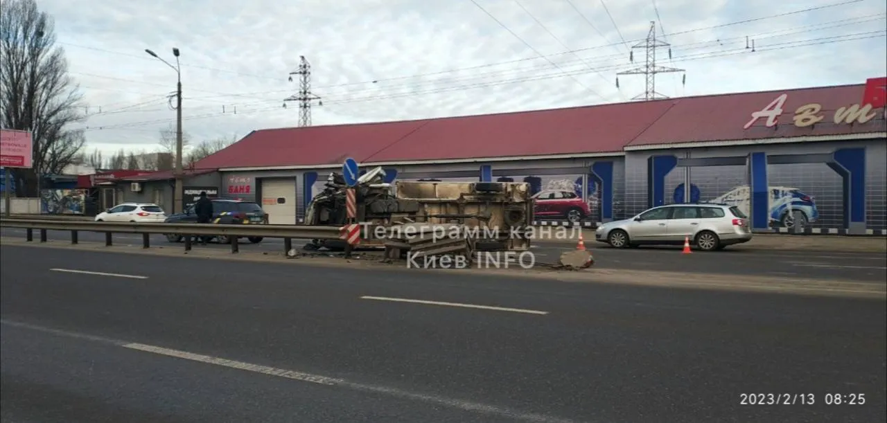 В Киеве грузовик въехал в отбойник и перевернулся: образовалась большая пробка. Фото и видео