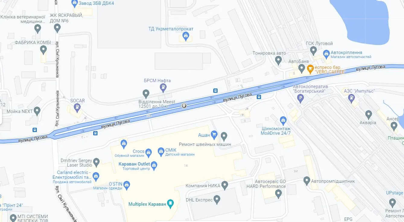 У Києві вантажівка в’їхала у відбійник і перекинулася: утворився великий затор. Фото і відео dqxikeidqxitkant