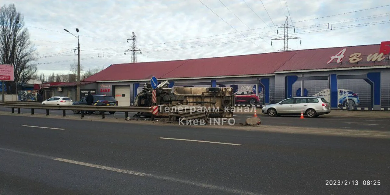 У Києві вантажівка в’їхала у відбійник і перекинулася: утворився великий затор. Фото і відео