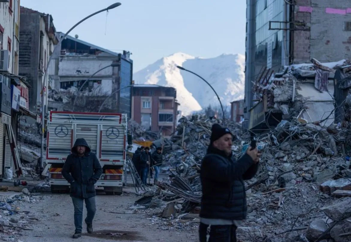 Кількість жертв землетрусу в Туреччині та Сирії перевищила 41 тис. осіб: серед врятованих на 9-й день – два брати. Фото