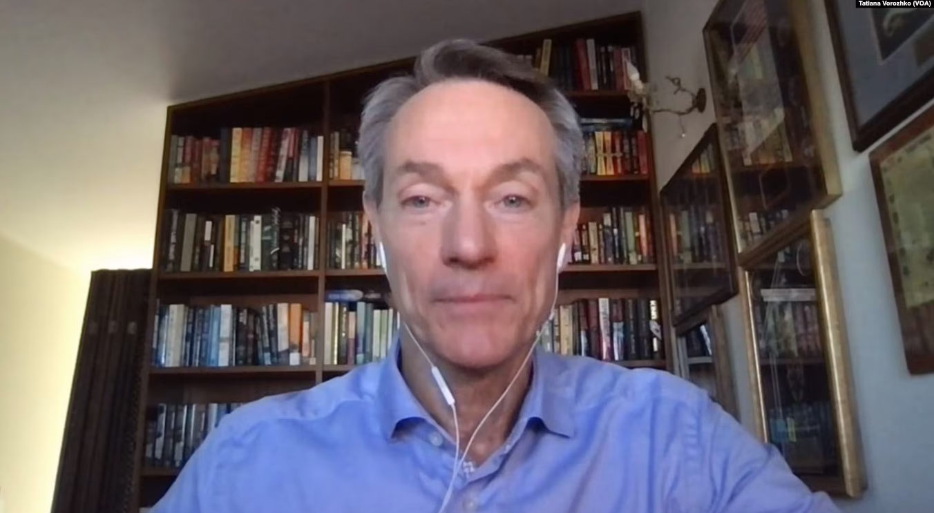 До обов’язків Гордона Дейвиса на посаді заступника помічника генсека НАТО входив розвиток військового потенціалу країн-союзників та розробка політики Альянсу щодо озброєнь, авіації, протиповітряної та протиракетної оборони, dqxikeidqxiqqeant