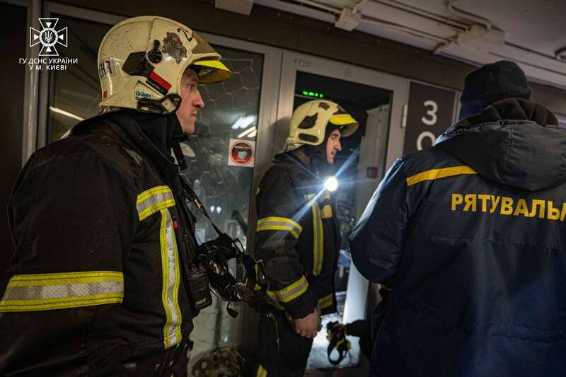 У Києві сталася пожежа в ТРЦ, розташованій над станцією метро "Героїв Дніпра". Фото dqxikeidqxitkant
