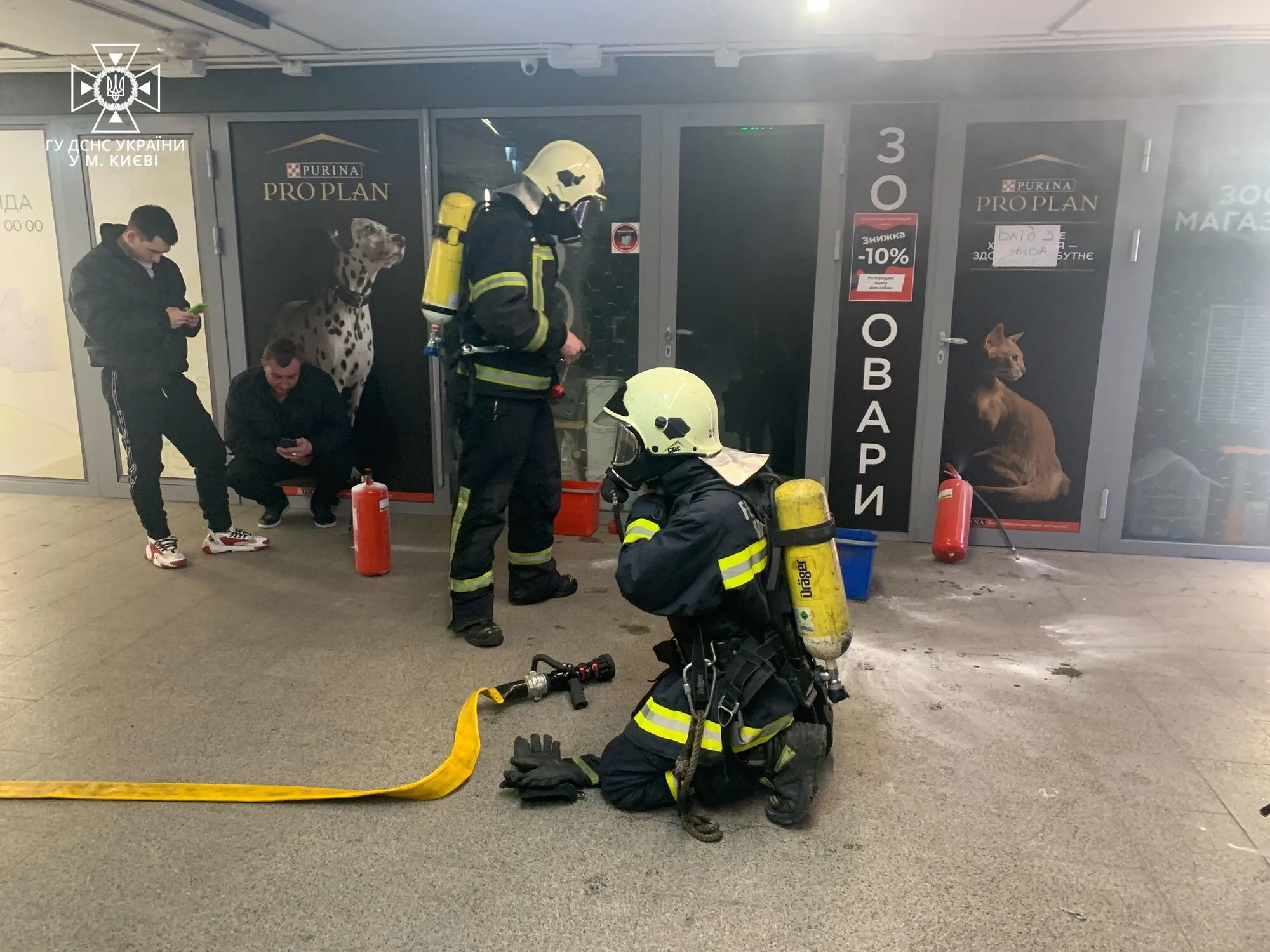 У Києві сталася пожежа в ТРЦ, розташованій над станцією метро "Героїв Дніпра". Фото