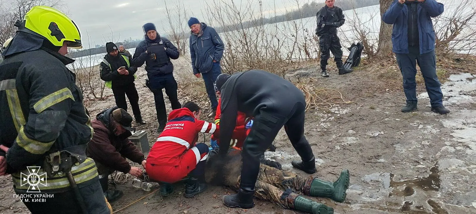 В Киеве на реке Десенка мужчина провалился под лед и погиб