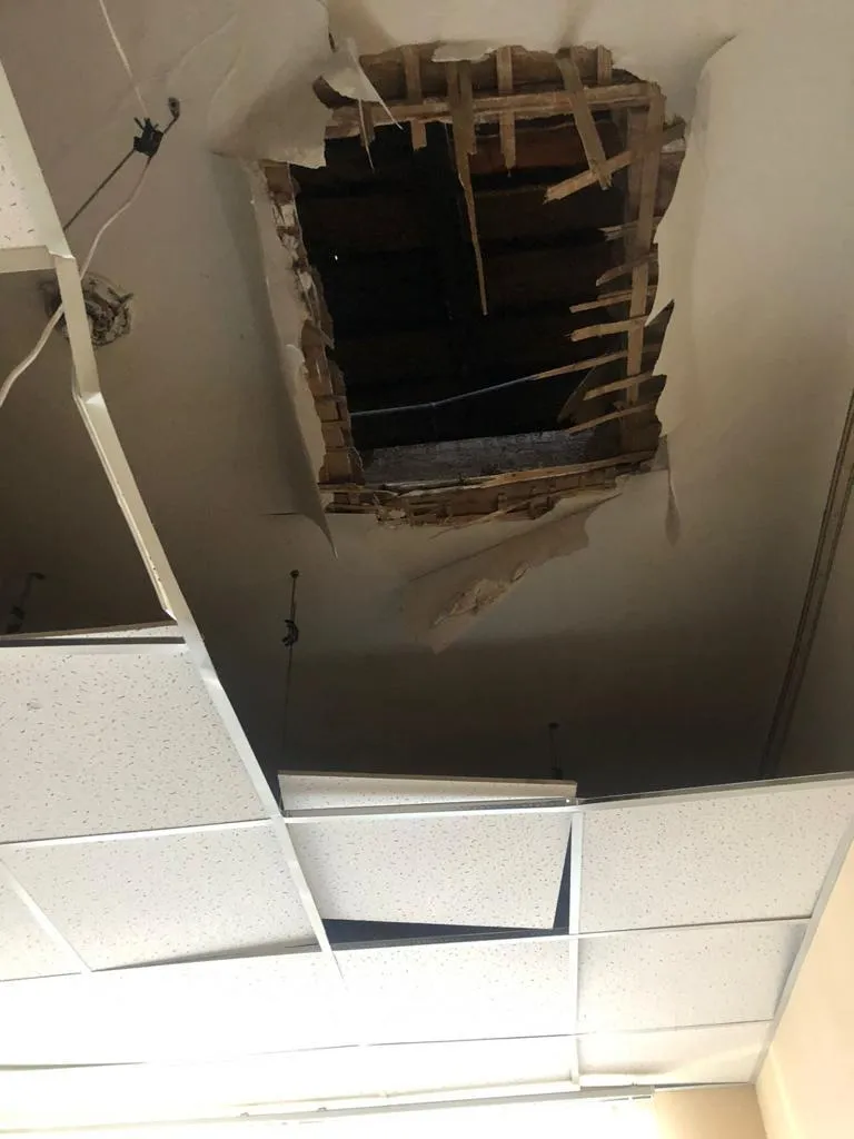 Дыра в потолке после обстрела