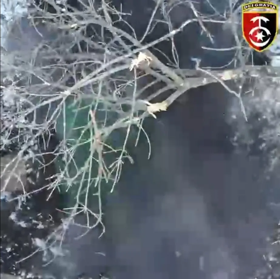Пряме влучення: українські бійці показали, як допомагають окупантам зігрітися. Відео