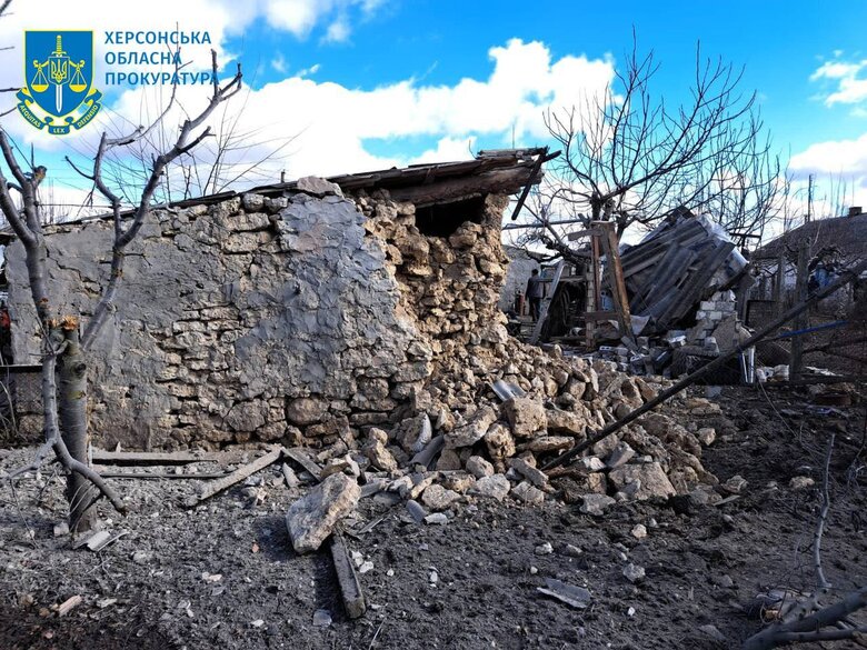 Наслідки ворожого обстрілу Херсонщини, внаслідок якого загинули троє цивільних 02