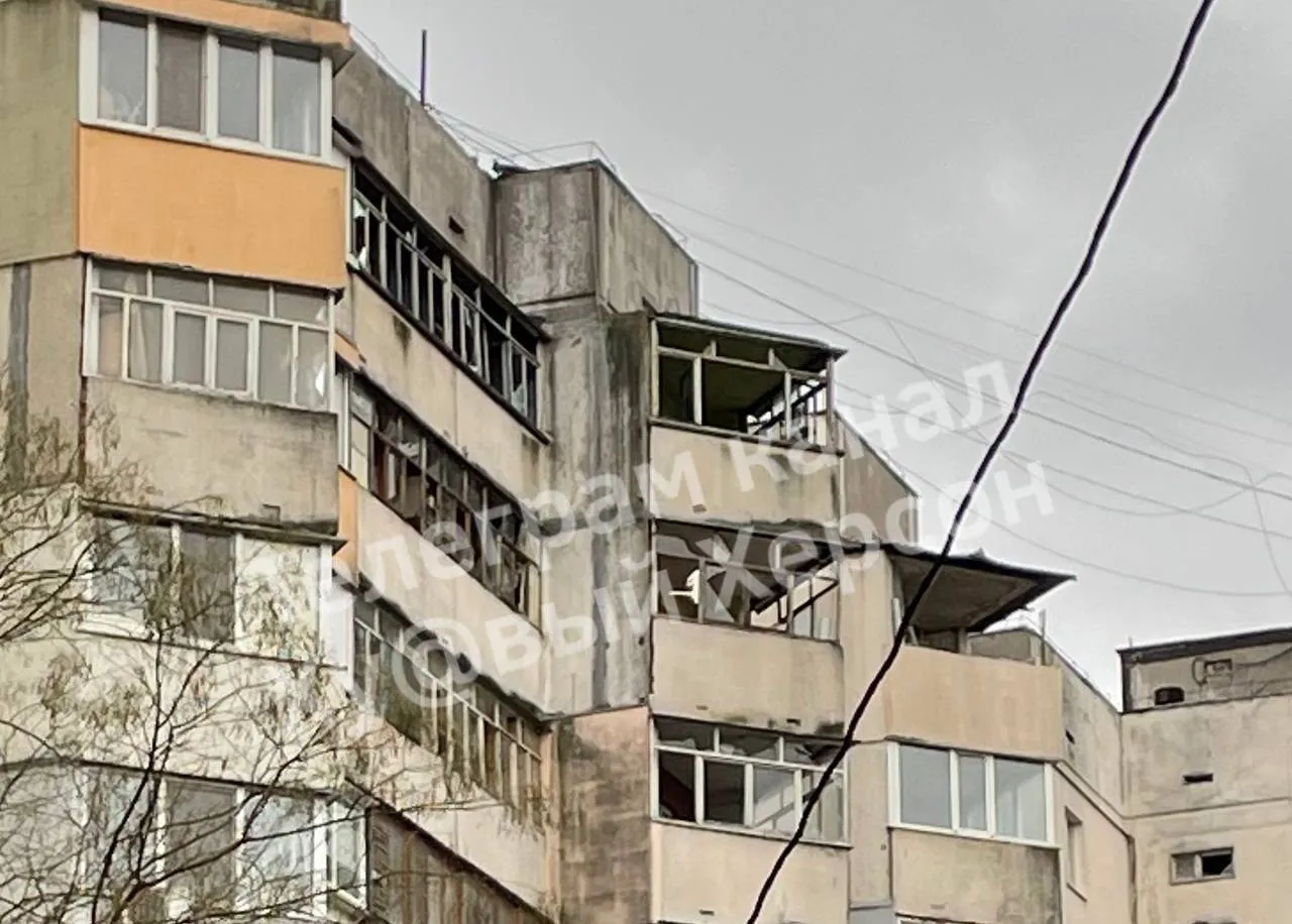 Окупанти у день звернення Путіна влаштували обстріл Херсона: влучили в зупинку, є поранені – ЗМІ