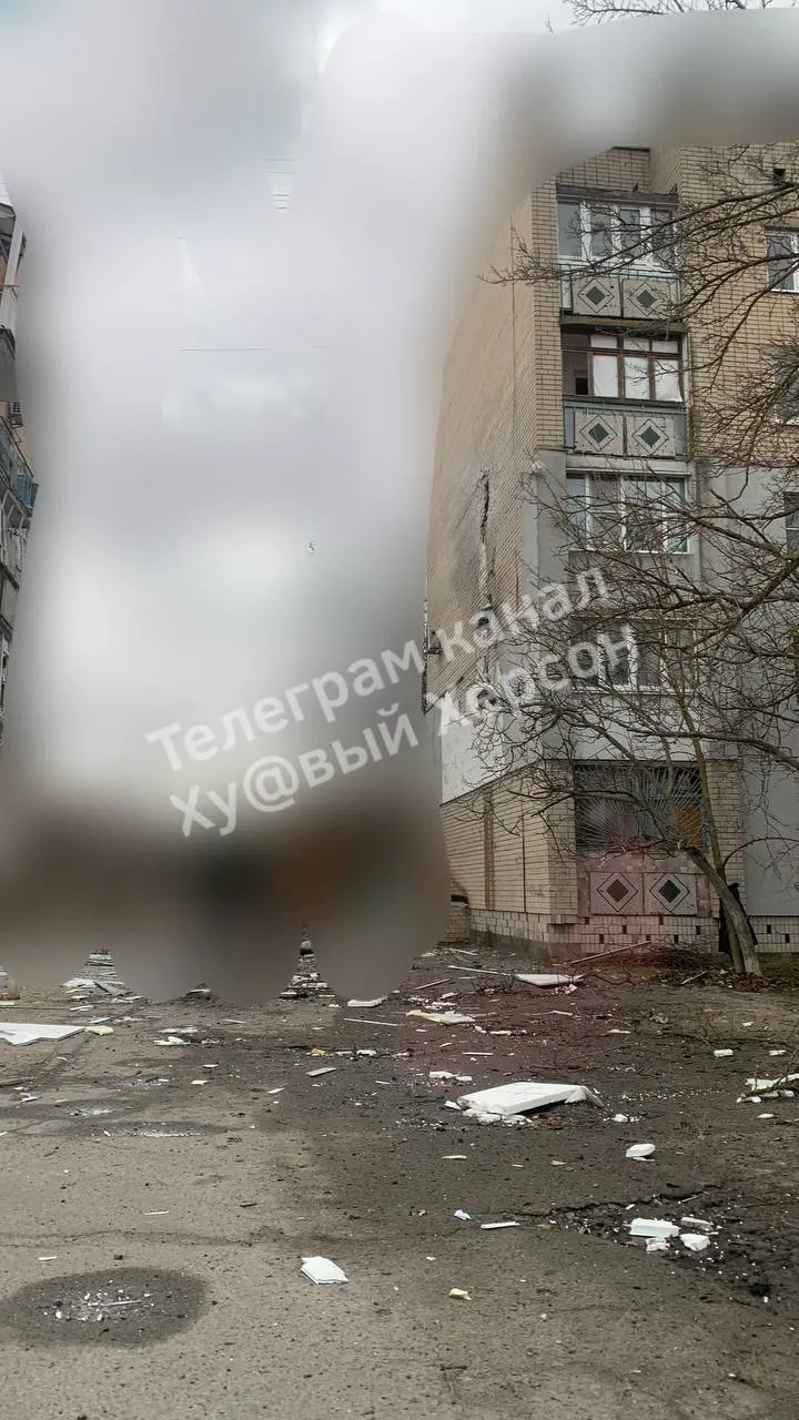 Окупанти у день звернення Путіна влаштували обстріл Херсона: потрапили в зупинку, є поранені – ЗМІ