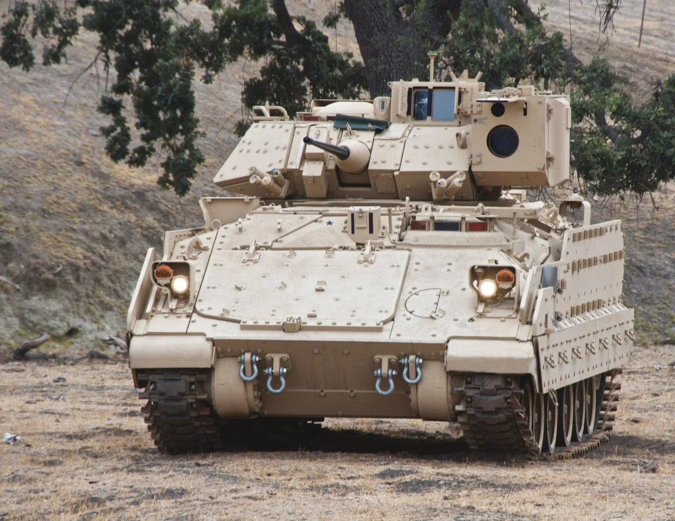 США передадуть Україні спеціальні БМП Bradley, здатні вести далекобійний високоточний вогонь