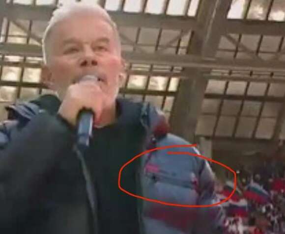 Газманов заклеїв логотип пуховика Prada, щоб заспівати про офіцерів на "шабаші" у "Лужниках" dqxikeidqxiqqeant