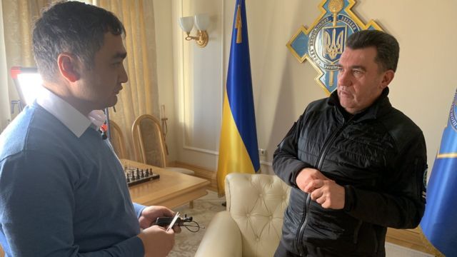 Секретар РНБО України Олексій Данилов (праворуч) розповів кореспондентові ВВС Абдужалілу Абдурасулову, що командування знало про дату вторгнення dqxikeidqxitkant
