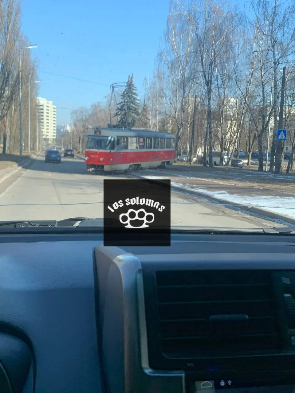 У Києві на бульварі Гавела трамвай зійшов із рейок: електротранспорт тимчасово зупинився. Фото dqxikeidqxitkant